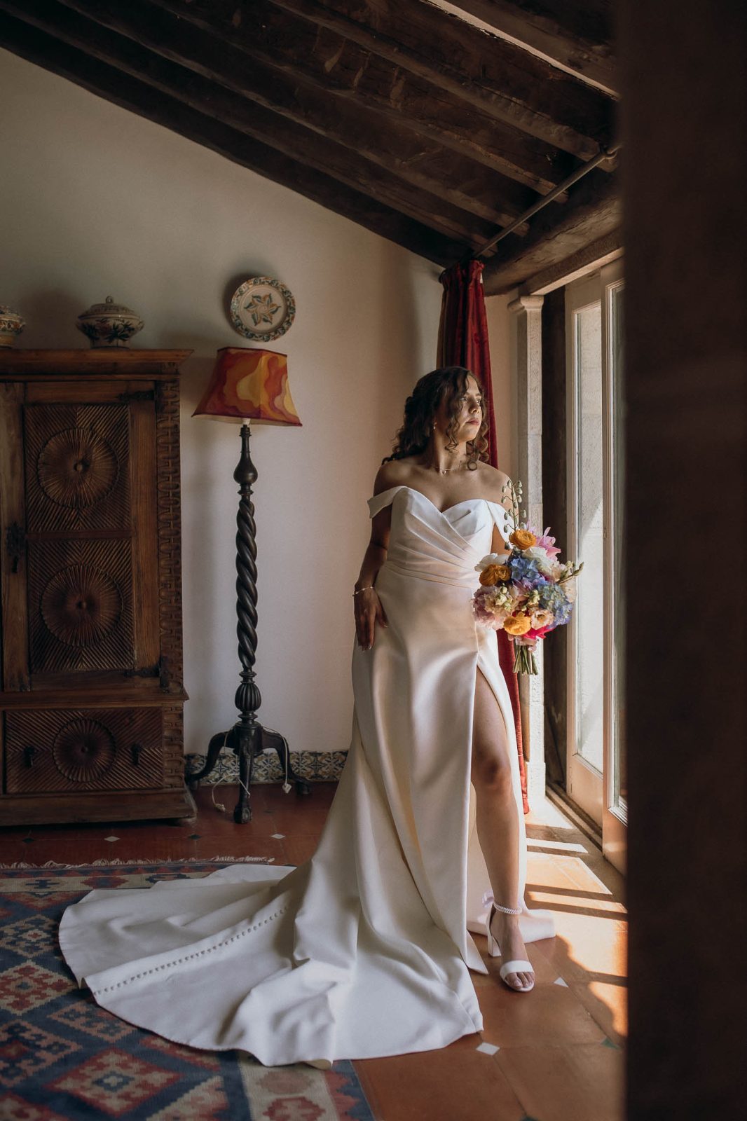 bride wearing a sheath wedding dress with a heart neckline
