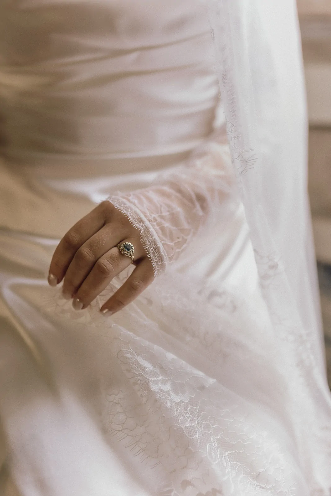 detalhe de anel de noivado da noiva