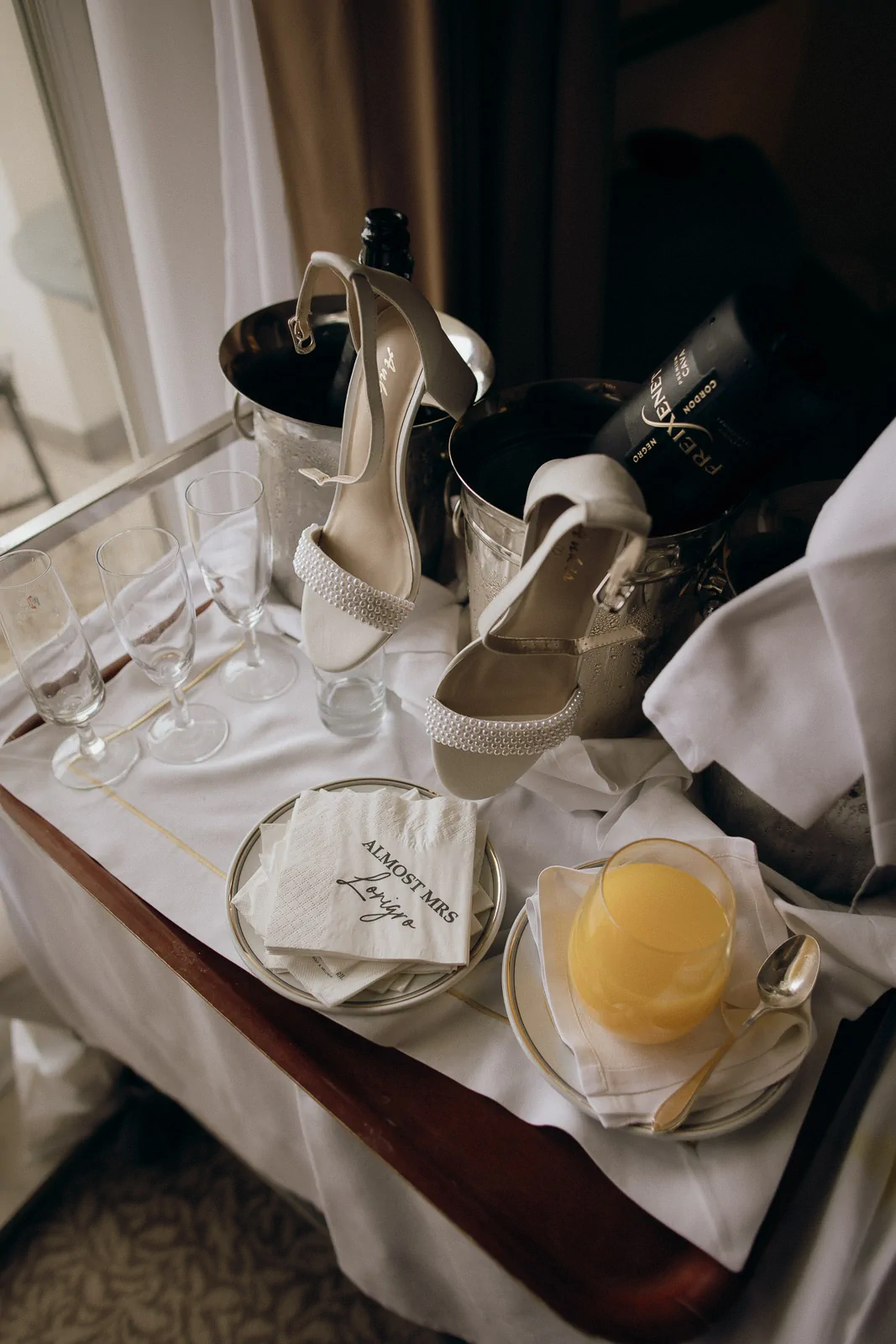 sapatos pendurados em balde de gelo em quarto hotel elegante